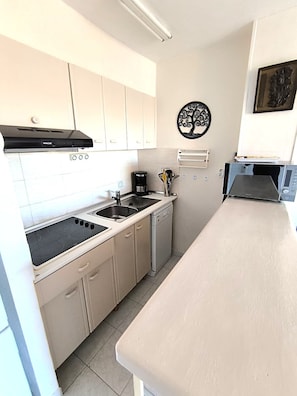 Kühlschrank, Mikrowelle, Geschirrspüler