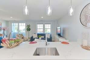 豪華公寓客房, 1 間臥室, 陽台, 海灣景觀 | 起居區 | 50-吋智慧型電視、有線頻道、電視、Netflix