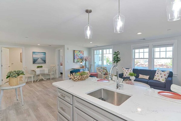 豪華公寓客房, 1 間臥室, 陽台, 海灣景觀 | 私人廚房 | 烤箱、爐台、洗碗機、咖啡機/沖茶器