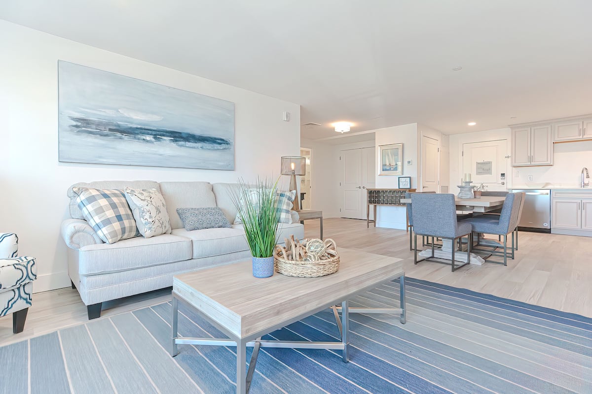 Luxury Condo, Balcony, Harbor View (209) | Living area | 50-inch Smart TV with cable channels, TV, Netflix