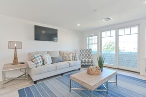 Suite – premium, 1 soverom, balkong, havneutsikt | Oppholdsområde | En 50-tommers smart-TV med kabel-kanaler samt TV og Netflix