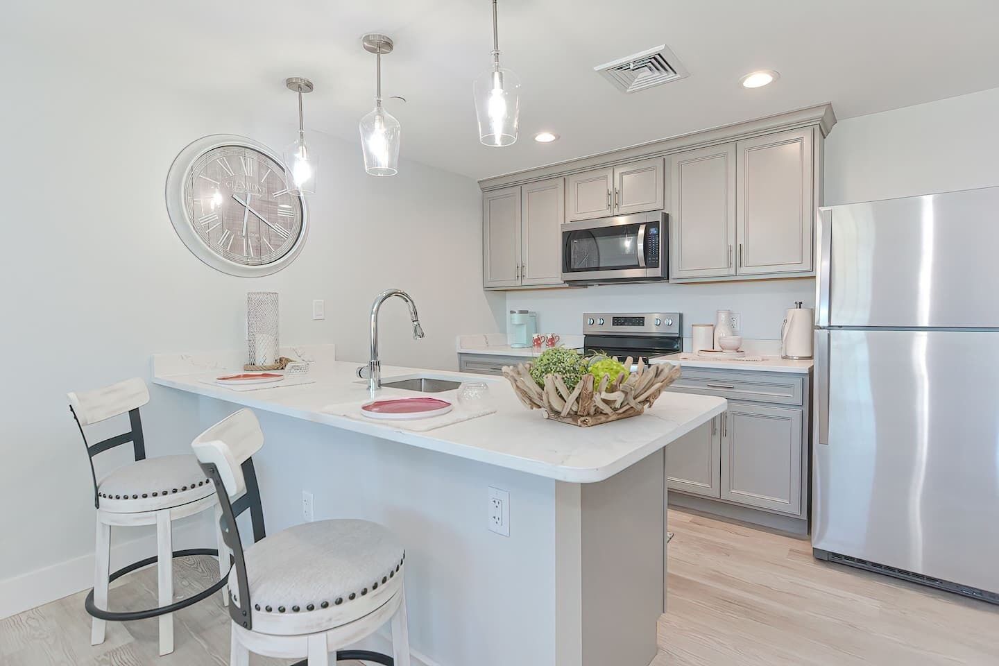 Premier Condo, 1 Bedroom, Balcony, Harbor View (203) | Private kitchen | Oven, stovetop, dishwasher, coffee/tea maker