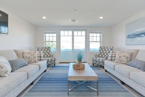 Suite Premium, 1 habitación, balcón, vistas al puerto | Zona de estar | Una Smart TV, Netflix, Hulu, una estación de conexión para iPod
