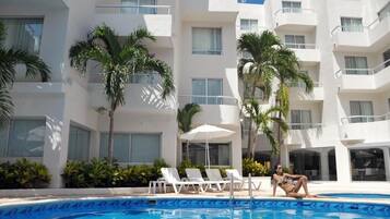 Una piscina al aire libre, tumbonas