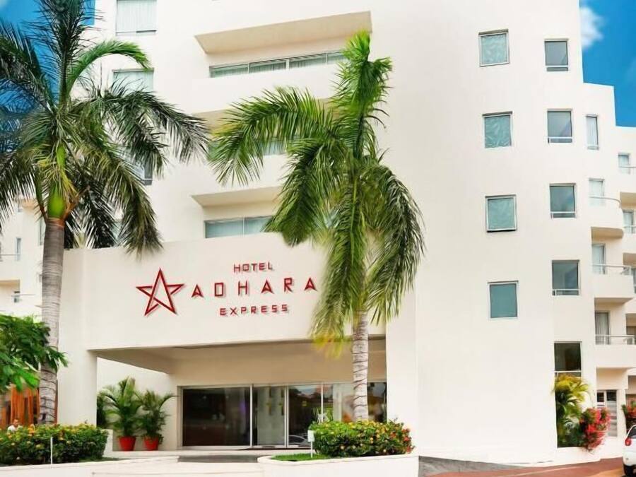 Een modern hotelgebouw met een opvallend sterlogo en de naam "HOTEL AHARA EXPRESS" op de gevel.