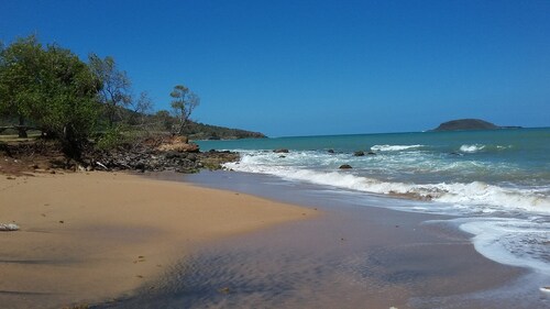 Villa Charly, Spacious, Sea view, quiet, close to beaches and Deshaies, Garden,