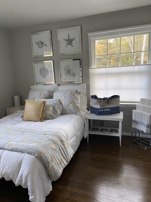 4 bedrooms, iron/ironing board, WiFi, bed sheets