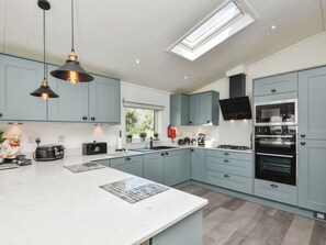 Fridge, electric kettle, toaster, cookware/dishes/utensils - Gerrida Lodge (Carnforth)