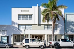 Exterior - 1 Bedroom 2 Blocks from the Ocean on Collins Ave (Miami Beach)