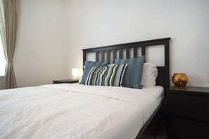 1 bedroom, desk, iron/ironing board, free WiFi - 1 Bedroom 2 Blocks from the Ocean on Collins Ave (Miami Beach)