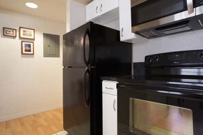 Coffee/tea maker, fridge, microwave, oven - 1 Bedroom 2 Blocks from the Ocean on Collins Ave (Miami Beach)