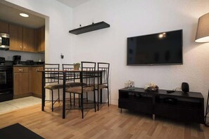 Dining - 1 Bedroom 2 Blocks from the Ocean on Collins Ave (Miami Beach)