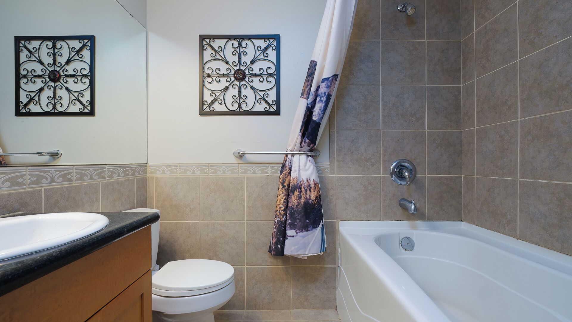 Un baño con bañera, inodoro y tocador.