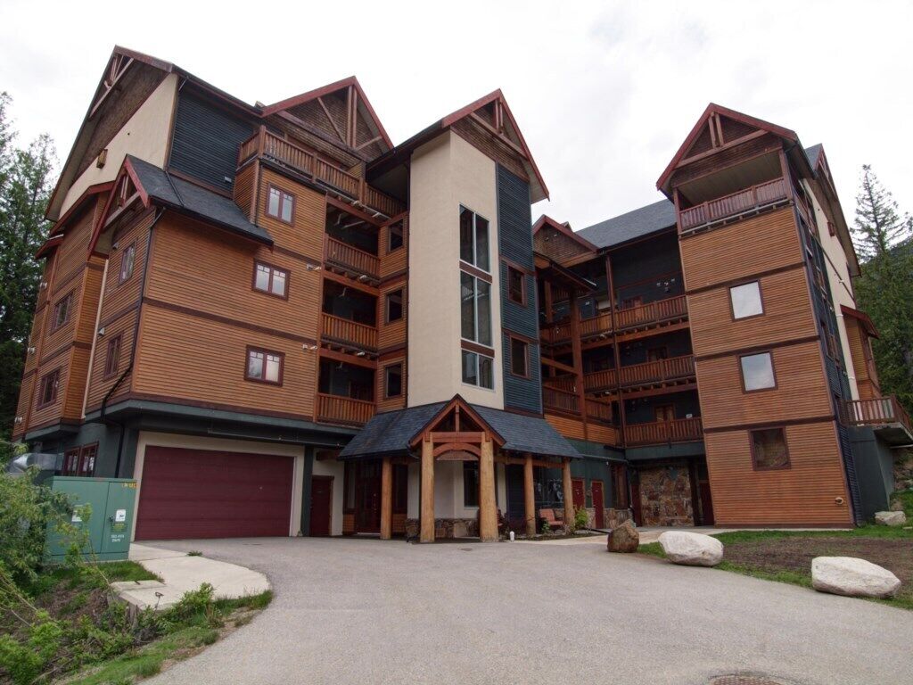 Cascade Lodge Exterior - Summer