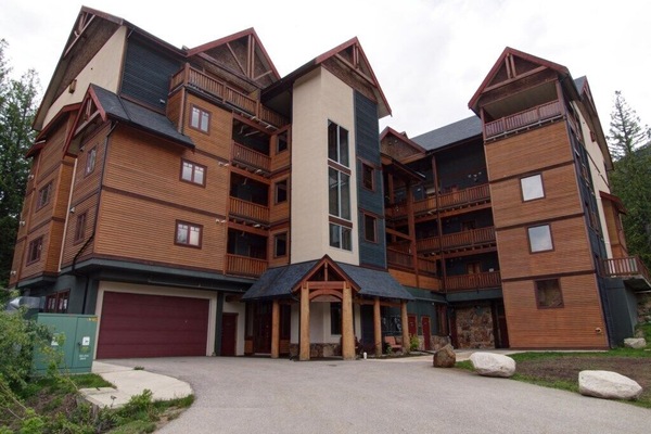Cascade Lodge Exterior - Summer