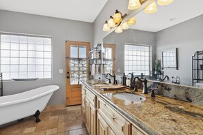 Bathtub, hair dryer, towels, soap - Yucca Mesa - Roomy, private, close to everything (Yucca Valley)