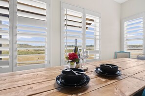 Dining - Yucca Mesa - Roomy, private, close to everything (Yucca Valley)