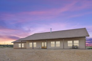 Exterior - Yucca Mesa - Roomy, private, close to everything (Yucca Valley)