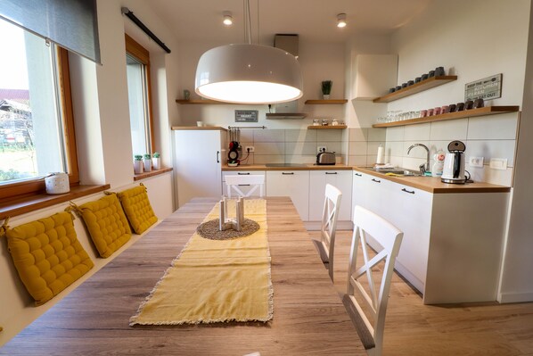 Fridge, microwave, stovetop, dishwasher