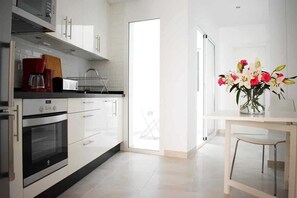 Een koelkast, een microgolfoven, een oven, een kookplaat