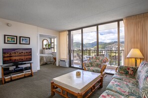 TV, DVD player - 1BMV1 Aston at the Waikiki Banyan: Deluxe 1 Br w/Kitchen & Mountain views (Honolulu)