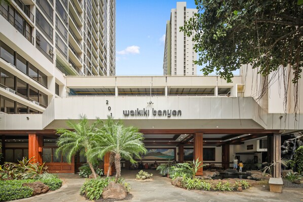 Exterior - 1BMV1 Aston at the Waikiki Banyan: Deluxe 1 Br w/Kitchen & Mountain views (Honolulu)