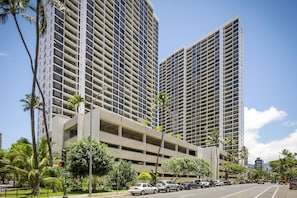 Adjacent to high-rise buildings, this multi-story parking garage offers convenient access to the surrounding area.