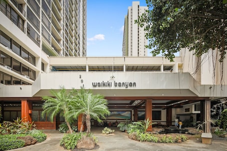 Aston Waikiki Banyan 1BMV3 | Majestic Mountain Views – Pool & Hot Tub