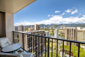 Property grounds - 1BMV3 Aston at the Waikiki Banyan: Deluxe 1 Br w/Kitchen & Mountain views (Honolulu)