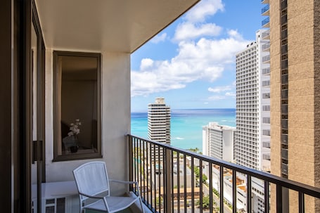 Ocean Views | Aston Waikiki Banyan 1BPO2 – Pool & Hot Tub
