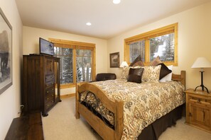 4 bedrooms, iron/ironing board, Internet, bed sheets - Warm, Spacious, and Elegant Breckenridge Home near golf course, hot tub, arcade machine, foosball (Breckenridge)