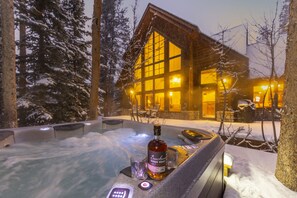 Outdoor spa tub - Warm, Spacious, and Elegant Breckenridge Home near golf course, hot tub, arcade machine, foosball (Breckenridge)