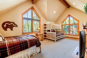 4 bedrooms, iron/ironing board, Internet, bed sheets
