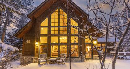 Warm, Spacious, and Elegant Breckenridge Home near golf course, hot tub, arcade machine, foosball