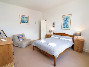 3 bedrooms, individually decorated, individually furnished, free WiFi - Royal View (Whitby)