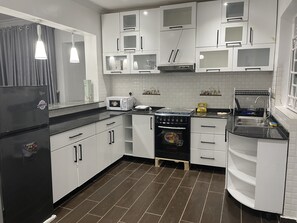 Frigorifero, microonde, forno, bollitore elettrico