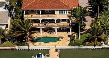 Large Mediterranean Oasis - Water Views & Pool, KING BEDS