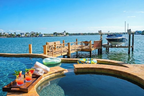 Large Mediterranean Oasis - Water Views & Pool, KING BEDS