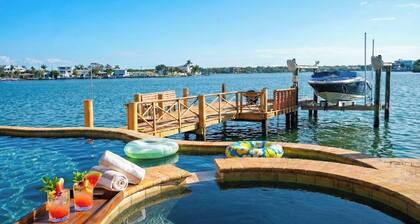Large Mediterranean Oasis - Water Views & Pool, KING BEDS
