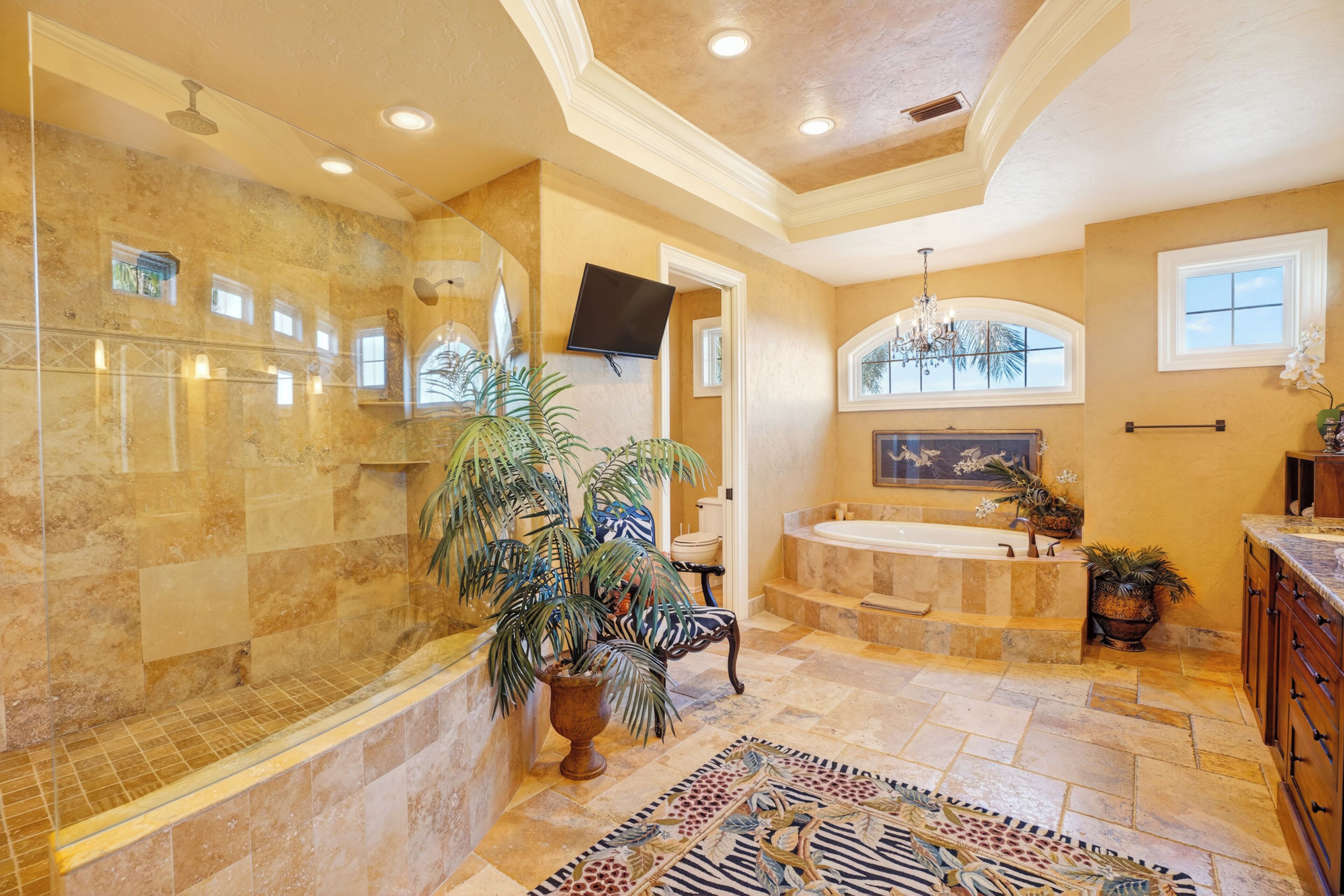 Combined shower/bathtub, jetted bath, hair dryer, towels