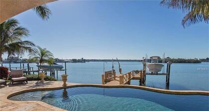 Large Mediterranean Oasis - Water Views & Pool -KING BEDS