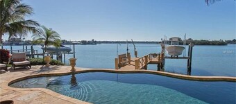 Large Mediterranean Oasis - Water Views & Pool -KING BEDS