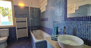 Vila, Beberapa Tempat Tidur | Kamar mandi | Kombinasi shower/bathtub, bathtub besar,  dan handuk