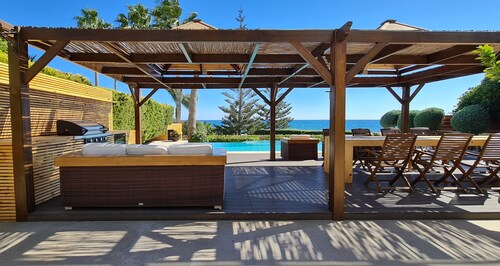 Stunning 5-bed Beach Front Villa, Private Beach