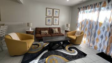 Smart-TV, Kamin, Bücher