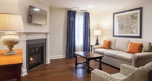 Smart TV, DVD player, foosball, table tennis - 2BR Colonial Williamsburg on Patrick Henry Square Resort w/ Amenities (Williamsburg)