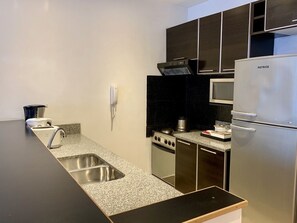 Kühlschrank, Mikrowelle, Ofen, Wasserkocher mit Kaffee-/Teezubehör