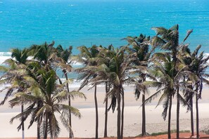 Pantai di sekitar