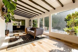 Smart TV, fireplace, ping pong, stereo - Sunset Plaza Hollywood Hills: Gated Spanish w/ Pool, Views & Casita (Los Angeles)