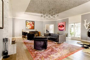 Smart TV, fireplace, table tennis, stereo